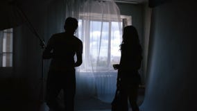 Το όμορφο πρότυπο κοριτσιών συζητά τις εικόνες με το φωτογράφο στο στούντιο φιλμ μικρού μήκους Το όμορφο πρότυπο κοριτσιών συζητά τις εικόνες με το φωτογράφο στο στούντιο φιλμ μικρού μήκους