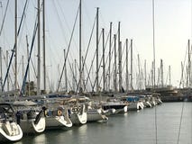 Το όμορφο σκάφος γιοτ έδεσε στο λιμένα με άλλες βάρκες στην μπλε αλατισμένη θάλασσα στοκ φωτογραφία με δικαίωμα ελεύθερης χρήσης Το όμορφο σκάφος γιοτ έδεσε στο λιμένα με άλλες βάρκες στην μπλε αλατισμένη θάλασσα στοκ φωτογραφία με δικαίωμα ελεύθερης χρήσης