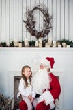 Το όνειρο είναι πραγματικό στο christmastime ευτυχής λίγη χαριτωμένη συνεδρίαση κοριτσιών στην περιτύλιξη ηλικίας Άγιου Βασίλη κα Στοκ Εικόνες Το όνειρο είναι πραγματικό στο christmastime ευτυχής λίγη χαριτωμένη συνεδρίαση κοριτσιών στην περιτύλιξη ηλικίας Άγιου Βασίλη κα Στοκ Εικόνες