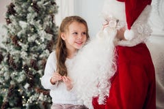 Το όνειρο είναι πραγματικό στο christmastime ευτυχής λίγη χαριτωμένη συνεδρίαση κοριτσιών στην περιτύλιξη ηλικίας Άγιου Βασίλη κα Στοκ εικόνα με δικαίωμα ελεύθερης χρήσης Το όνειρο είναι πραγματικό στο christmastime ευτυχής λίγη χαριτωμένη συνεδρίαση κοριτσιών στην περιτύλιξη ηλικίας Άγιου Βασίλη κα Στοκ εικόνα με δικαίωμα ελεύθερης χρήσης