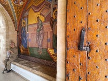 Τον Αύγουστο του 2018 - Κύπρος: Είσοδος στο ελληνικό ορθόδοξο μοναστήρι Kykkos με την όμορφη τέχνη μωσαϊκών που απεικονίζει τις θ στοκ φωτογραφία με δικαίωμα ελεύθερης χρήσης Τον Αύγουστο του 2018 - Κύπρος: Είσοδος στο ελληνικό ορθόδοξο μοναστήρι Kykkos με την όμορφη τέχνη μωσαϊκών που απεικονίζει τις θ στοκ φωτογραφία με δικαίωμα ελεύθερης χρήσης
