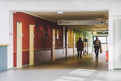 Τον Οκτώβριο του 2018 Helios Klinikum Κράφελντ της Γερμανίας Εσωτερικό νοσοκομείο μέσα Ευρύχωροι εγκαταλειμμένοι διάδρομοι του στ στοκ εικόνα με δικαίωμα ελεύθερης χρήσης Τον Οκτώβριο του 2018 Helios Klinikum Κράφελντ της Γερμανίας Εσωτερικό νοσοκομείο μέσα Ευρύχωροι εγκαταλειμμένοι διάδρομοι του στ στοκ εικόνα με δικαίωμα ελεύθερης χρήσης