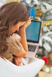 Τονισμένη νέα γυναίκα με την πιστωτική κάρτα και το lap-top στοκ εικόνες Τονισμένη νέα γυναίκα με την πιστωτική κάρτα και το lap-top στοκ εικόνες