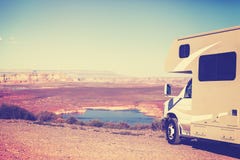 Τονισμένο τρύγος rv (τροχόσπιτο) από το φαράγγι που σταθμεύει στοκ φωτογραφίες Τονισμένο τρύγος rv (τροχόσπιτο) από το φαράγγι που σταθμεύει στοκ φωτογραφίες