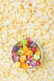 Τοπ άποψη, ένας κάδος γλυκό, πολύχρωμο popcorn, στα πλαίσια των διεσπαρμένων νιφάδων στοκ εικόνες με δικαίωμα ελεύθερης χρήσης Τοπ άποψη, ένας κάδος γλυκό, πολύχρωμο popcorn, στα πλαίσια των διεσπαρμένων νιφάδων στοκ εικόνες με δικαίωμα ελεύθερης χρήσης
