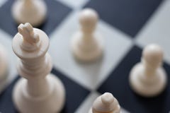 Τοπ άποψη βασιλιάδων κινηματογραφήσεων σε πρώτο πλάνο αρχής σκακιού στοκ εικόνες Τοπ άποψη βασιλιάδων κινηματογραφήσεων σε πρώτο πλάνο αρχής σκακιού στοκ εικόνες
