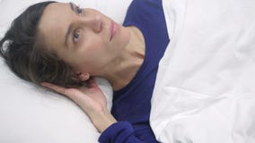 Τοπ άποψη να χαλαρώσει την ισπανική προσπάθεια γυναικών στον ύπνο στο κρεβάτι τη νύχτα απόθεμα βίντεο Τοπ άποψη να χαλαρώσει την ισπανική προσπάθεια γυναικών στον ύπνο στο κρεβάτι τη νύχτα απόθεμα βίντεο