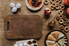 τοπ άποψη νόστιμα σπιτικά bagels αυγών τηγανιτών ξύλινα τέμνοντα μέλι και και μήλων πινάκων κιβωτίων αυγών στοκ φωτογραφία με δικαίωμα ελεύθερης χρήσης τοπ άποψη νόστιμα σπιτικά bagels αυγών τηγανιτών ξύλινα τέμνοντα μέλι και και μήλων πινάκων κιβωτίων αυγών στοκ φωτογραφία με δικαίωμα ελεύθερης χρήσης