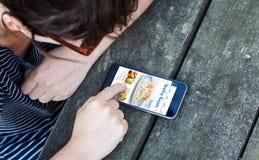 τοπ άποψη της γυναίκας που χρησιμοποιεί το smartphone πέρα από τον ξύλινο πίνακα με την υγεία στοκ φωτογραφία με δικαίωμα ελεύθερης χρήσης τοπ άποψη της γυναίκας που χρησιμοποιεί το smartphone πέρα από τον ξύλινο πίνακα με την υγεία στοκ φωτογραφία με δικαίωμα ελεύθερης χρήσης