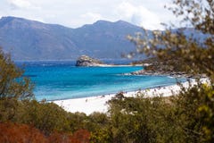 Τοπ άποψη της Κορσικής, της Γαλλίας, των βουνών και του τυρκουάζ υποβάθρου θάλασσας καλλιτεχνικά λεπτομερή οριζόντια μεταλλικά Πα στοκ φωτογραφίες Τοπ άποψη της Κορσικής, της Γαλλίας, των βουνών και του τυρκουάζ υποβάθρου θάλασσας καλλιτεχνικά λεπτομερή οριζόντια μεταλλικά Πα στοκ φωτογραφίες