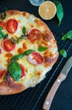 Τοπ άποψη της πίτσας με τις ντομάτες και το mozarella στοκ φωτογραφίες Τοπ άποψη της πίτσας με τις ντομάτες και το mozarella στοκ φωτογραφίες