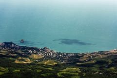 Τοπ άποψη της παραλίας με το δάσος, τα κτήρια και το μπλε νερό στοκ φωτογραφία με δικαίωμα ελεύθερης χρήσης Τοπ άποψη της παραλίας με το δάσος, τα κτήρια και το μπλε νερό στοκ φωτογραφία με δικαίωμα ελεύθερης χρήσης