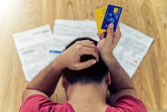Τοπ άποψη της τονισμένης νέας ασιατικής ανησυχίας ατόμων για την εύρεση των χρημάτων για να πληρώσει το χρέος πιστωτικών καρτών στοκ εικόνες Τοπ άποψη της τονισμένης νέας ασιατικής ανησυχίας ατόμων για την εύρεση των χρημάτων για να πληρώσει το χρέος πιστωτικών καρτών στοκ εικόνες