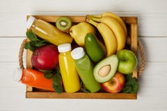 τοπ άποψη των φρούτων και detox των καταφερτζήδων στο ξύλινο κιβώτιο στοκ εικόνες τοπ άποψη των φρούτων και detox των καταφερτζήδων στο ξύλινο κιβώτιο στοκ εικόνες