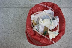 Τοπ άποψη των χειρουργικών απορριμάτων στο λειτουργούν δωμάτιο στοκ εικόνα Τοπ άποψη των χειρουργικών απορριμάτων στο λειτουργούν δωμάτιο στοκ εικόνα