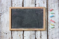 Τοπ εικόνα του πίνακα κιμωλίας και των ζωηρόχρωμων κιμωλιών πέρα από τον ξύλινο πίνακα στοκ φωτογραφία με δικαίωμα ελεύθερης χρήσης Τοπ εικόνα του πίνακα κιμωλίας και των ζωηρόχρωμων κιμωλιών πέρα από τον ξύλινο πίνακα στοκ φωτογραφία με δικαίωμα ελεύθερης χρήσης