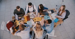 Τοπ μικτή άποψη εργασία επιχειρηματιών φυλών νέα ευτυχής επιτυχής μαζ απόθεμα βίντεο Τοπ μικτή άποψη εργασία επιχειρηματιών φυλών νέα ευτυχής επιτυχής μαζ απόθεμα βίντεο