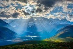 Τοπίο HImalayan με τα βουνά των Ιμαλαίων στοκ εικόνα με δικαίωμα ελεύθερης χρήσης Τοπίο HImalayan με τα βουνά των Ιμαλαίων στοκ εικόνα με δικαίωμα ελεύθερης χρήσης