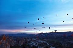 Τοπίο βουνών με τα μεγάλα μπαλόνια κοντό σε έναν θερινή περίοδο στοκ εικόνα Τοπίο βουνών με τα μεγάλα μπαλόνια κοντό σε έναν θερινή περίοδο στοκ εικόνα