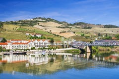 Τοπίο και αμπελώνες στην κοιλάδα Douro με το χωριό Pinhao, Πορτογαλία στοκ εικόνες Τοπίο και αμπελώνες στην κοιλάδα Douro με το χωριό Pinhao, Πορτογαλία στοκ εικόνες