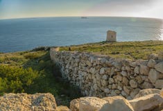 Τοπίο με το tipic τοίχο ασβεστόλιθων και τον Ï€ÏÏγο Tal Hamrija στοκ εικόνες Τοπίο με το tipic τοίχο ασβεστόλιθων και τον Ï€ÏÏγο Tal Hamrija στοκ εικόνες