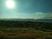 Τοπίο μπλε λευκό ουρανού σύννεφων Τα βουνά στην απόσταση desktop στοκ εικόνα Τοπίο μπλε λευκό ουρανού σύννεφων Τα βουνά στην απόσταση desktop στοκ εικόνα