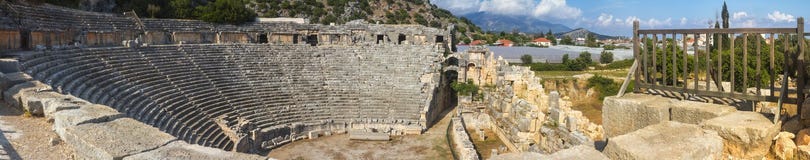 Τοπίο, πανόραμα, έμβλημα - άποψη της οικοδόμησης του θεάτρου στις καταστροφές της αρχαίας πόλης lycian Myra Στοκ φωτογραφίες με δικαίωμα ελεύθερης χρήσης Τοπίο, πανόραμα, έμβλημα - άποψη της οικοδόμησης του θεάτρου στις καταστροφές της αρχαίας πόλης lycian Myra Στοκ φωτογραφίες με δικαίωμα ελεύθερης χρήσης