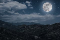 Τοπίο του μπλε σκοτεινού νυχτερινού ουρανού με πολλά αστέρια και νεφελώδης Στοκ φωτογραφίες με δικαίωμα ελεύθερης χρήσης Τοπίο του μπλε σκοτεινού νυχτερινού ουρανού με πολλά αστέρια και νεφελώδης Στοκ φωτογραφίες με δικαίωμα ελεύθερης χρήσης