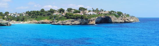 Τοπίο του όμορφου κόλπου Cala Anguila με μια θαυμάσια τυρκουάζ θάλασσα, Πόρτο Cristo, Majorca, Ισπανία Στοκ εικόνα με δικαίωμα ελεύθερης χρήσης Τοπίο του όμορφου κόλπου Cala Anguila με μια θαυμάσια τυρκουάζ θάλασσα, Πόρτο Cristo, Majorca, Ισπανία Στοκ εικόνα με δικαίωμα ελεύθερης χρήσης