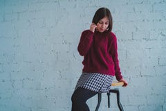 Τοποθέτηση Brunette με μια καρέκλα, ενάντια σε έναν τουβλότοιχο στοκ εικόνα Τοποθέτηση Brunette με μια καρέκλα, ενάντια σε έναν τουβλότοιχο στοκ εικόνα