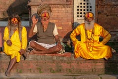 3 τοποθέτηση Saddhus για τη κάμερα στο ναό Pashupatinath στοκ εικόνα 3 τοποθέτηση Saddhus για τη κάμερα στο ναό Pashupatinath στοκ εικόνα