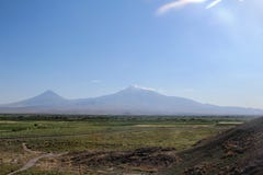 Τοποθετήστε Ararat από την απόσταση με τους πράσινους τομείς στοκ εικόνες Τοποθετήστε Ararat από την απόσταση με τους πράσινους τομείς στοκ εικόνες