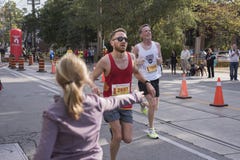 ΤΟΡΟΝΤΟ, ON/CANADA - 22 ΟΚΤΩΒΡΊΟΥ 2017: Διάβαση δρομέων μαραθωνίου στοκ εικόνα ΤΟΡΟΝΤΟ, ON/CANADA - 22 ΟΚΤΩΒΡΊΟΥ 2017: Διάβαση δρομέων μαραθωνίου στοκ εικόνα
