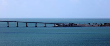 Του Μαϊάμι στο κέντρο της πόλης κτήρια Brickell οριζόντων άποψης γεφυρών πανοραμικά στην προκυμαία ποταμών του Μαϊάμι Στοκ Εικόνες Του Μαϊάμι στο κέντρο της πόλης κτήρια Brickell οριζόντων άποψης γεφυρών πανοραμικά στην προκυμαία ποταμών του Μαϊάμι Στοκ Εικόνες