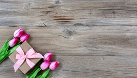 Τουλίπες και δώρο για την ημέρα μητέρων στο αγροτικό ξύλινο υπόβαθρο στοκ φωτογραφίες με δικαίωμα ελεύθερης χρήσης Τουλίπες και δώρο για την ημέρα μητέρων στο αγροτικό ξύλινο υπόβαθρο στοκ φωτογραφίες με δικαίωμα ελεύθερης χρήσης