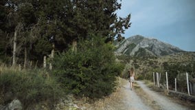 Τουρίστας γυναικών με ένα περπάτημα καμερών Όμορφη άποψη των ασπρισμένων σπιτιών Ο νέος θηλυκός φωτογράφος φορά το ψαθάκι φιλμ μικρού μήκους Τουρίστας γυναικών με ένα περπάτημα καμερών Όμορφη άποψη των ασπρισμένων σπιτιών Ο νέος θηλυκός φωτογράφος φορά το ψαθάκι φιλμ μικρού μήκους