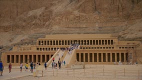Τουρίστες στη βασίλισσα Hatshepsut Temple στην Αίγυπτο απόθεμα βίντεο Τουρίστες στη βασίλισσα Hatshepsut Temple στην Αίγυπτο απόθεμα βίντεο