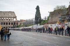 Τουρίστες στο Colosseum στη Ρώμη, Ιταλία στοκ εικόνες Τουρίστες στο Colosseum στη Ρώμη, Ιταλία στοκ εικόνες