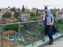 Τουρκία, Antalya, στις 10 Μαΐου 2018 Αφρικανική νέα γυναίκα στα όμορφα ενδύματα, headscarf και τα γυαλιά ηλίου που στέκονται στην στοκ εικόνα με δικαίωμα ελεύθερης χρήσης Τουρκία, Antalya, στις 10 Μαΐου 2018 Αφρικανική νέα γυναίκα στα όμορφα ενδύματα, headscarf και τα γυαλιά ηλίου που στέκονται στην στοκ εικόνα με δικαίωμα ελεύθερης χρήσης