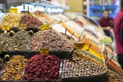 Τουρκικά καρυκεύματα στο μεγάλο καρύκευμα Bazaar Τα ζωηρόχρωμα καρυκεύματα στην πώληση ψωνίζουν στην αγορά καρυκευμάτων της Ισταν στοκ εικόνες με δικαίωμα ελεύθερης χρήσης Τουρκικά καρυκεύματα στο μεγάλο καρύκευμα Bazaar Τα ζωηρόχρωμα καρυκεύματα στην πώληση ψωνίζουν στην αγορά καρυκευμάτων της Ισταν στοκ εικόνες με δικαίωμα ελεύθερης χρήσης