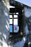 Τουρκική σημαία μέσω ενός παλαιού παραθύρου στοκ εικόνες Τουρκική σημαία μέσω ενός παλαιού παραθύρου στοκ εικόνες