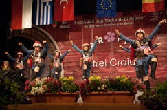 Τουρκικοί λαϊκοί χορευτές σε ένα διεθνές φεστιβάλ Στοκ Φωτογραφία Τουρκικοί λαϊκοί χορευτές σε ένα διεθνές φεστιβάλ Στοκ Φωτογραφία