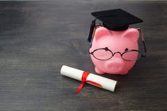 Τράπεζα Piggy με ένα grad ΚΑΠ και δίπλωμα στον ξύλινο πίνακα, υποτροφία εκπαίδευσης στοκ φωτογραφίες με δικαίωμα ελεύθερης χρήσης Τράπεζα Piggy με ένα grad ΚΑΠ και δίπλωμα στον ξύλινο πίνακα, υποτροφία εκπαίδευσης στοκ φωτογραφίες με δικαίωμα ελεύθερης χρήσης