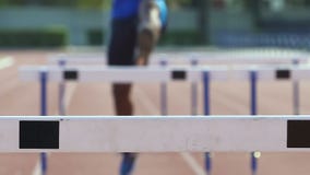 Τρέχοντας φυλή εμποδίων ατόμων, αισθαμένος τη δύναμη και την τελειότητα στο επαγγελματικό άθλημα απόθεμα βίντεο Τρέχοντας φυλή εμποδίων ατόμων, αισθαμένος τη δύναμη και την τελειότητα στο επαγγελματικό άθλημα απόθεμα βίντεο