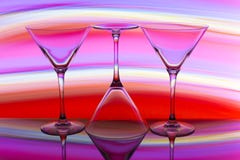 Τρία γυαλιά κοκτέιλ/martini σε μια σειρά με ένα ουράνιο τόξο του χρώματος πίσω από τους στοκ φωτογραφία με δικαίωμα ελεύθερης χρήσης Τρία γυαλιά κοκτέιλ/martini σε μια σειρά με ένα ουράνιο τόξο του χρώματος πίσω από τους στοκ φωτογραφία με δικαίωμα ελεύθερης χρήσης