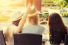 Τρία ελκυστικά κορίτσια hipster που παίρνουν ένα selfie με την ψηφιακή ταμπλέτα στοκ φωτογραφίες Τρία ελκυστικά κορίτσια hipster που παίρνουν ένα selfie με την ψηφιακή ταμπλέτα στοκ φωτογραφίες