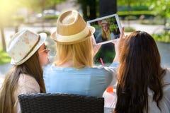 Τρία ελκυστικά κορίτσια hipster που παίρνουν ένα selfie με την ψηφιακή ταμπλέτα στοκ φωτογραφία με δικαίωμα ελεύθερης χρήσης Τρία ελκυστικά κορίτσια hipster που παίρνουν ένα selfie με την ψηφιακή ταμπλέτα στοκ φωτογραφία με δικαίωμα ελεύθερης χρήσης