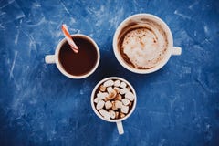 Τρία φλυτζάνια της vegan καυτού σοκολάτας ή του κακάου με τα διαφορετικά καλύμματα στοκ φωτογραφία με δικαίωμα ελεύθερης χρήσης Τρία φλυτζάνια της vegan καυτού σοκολάτας ή του κακάου με τα διαφορετικά καλύμματα στοκ φωτογραφία με δικαίωμα ελεύθερης χρήσης