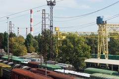 Τραίνα των αυτοκινήτων φορτίου που στέκονται στο σταθμό, τοπ άποψη στοκ εικόνες Τραίνα των αυτοκινήτων φορτίου που στέκονται στο σταθμό, τοπ άποψη στοκ εικόνες