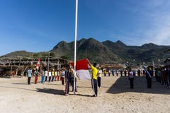 Τραίνο εφήβων για την ανεξάρτητη ημέρα της Ινδονησίας στο μικρό νησί με το βουνό στο υπόβαθρο στοκ φωτογραφία με δικαίωμα ελεύθερης χρήσης Τραίνο εφήβων για την ανεξάρτητη ημέρα της Ινδονησίας στο μικρό νησί με το βουνό στο υπόβαθρο στοκ φωτογραφία με δικαίωμα ελεύθερης χρήσης